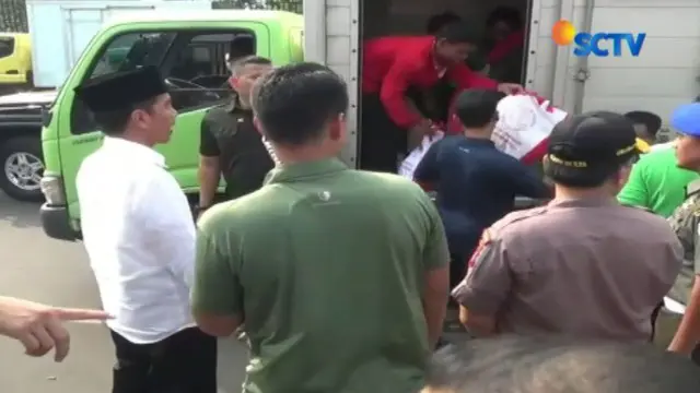 Jokowi Bagikan Ratusan Sembako Gratis Kepada Warga di Bogor