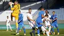 Kiper Inggris, Jordan Pickford, menangkap bola saat melawan Islandia pada laga UEFA Nations League di Stadion Laugardalsvollur, Minggu (6/9/2020). Inggris menang tipis dengan skor 1-0. (AP/Brynjar Gunnarson)