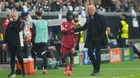 Arne Slot bersalaman dengan Jeremie Frimpong saat pergantian pemain dalam laga Liga Champions antara Eintracht Frankfurt dan Liverpool di Frankfurt, Jerman, 23 Oktober 2025. (AP Photo/Michael Probst)