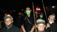 Arak-arakan tapa bisu dan jamasan pusaka pada perayaan lebaran Idul Fitri, kelompok Kejawen Kalitanjung, Rawalo, Banyumas, Jawa Tengah. (Foto: Liputan6.com/Eddy Wahono)