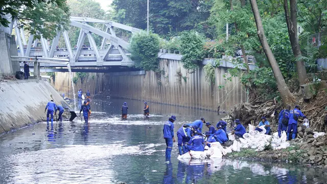 Peringati Hari Sungai dan World Cleanup Day, TelkomGroup Angkut 5,1 Ton Sampah dari Kali Krukut
