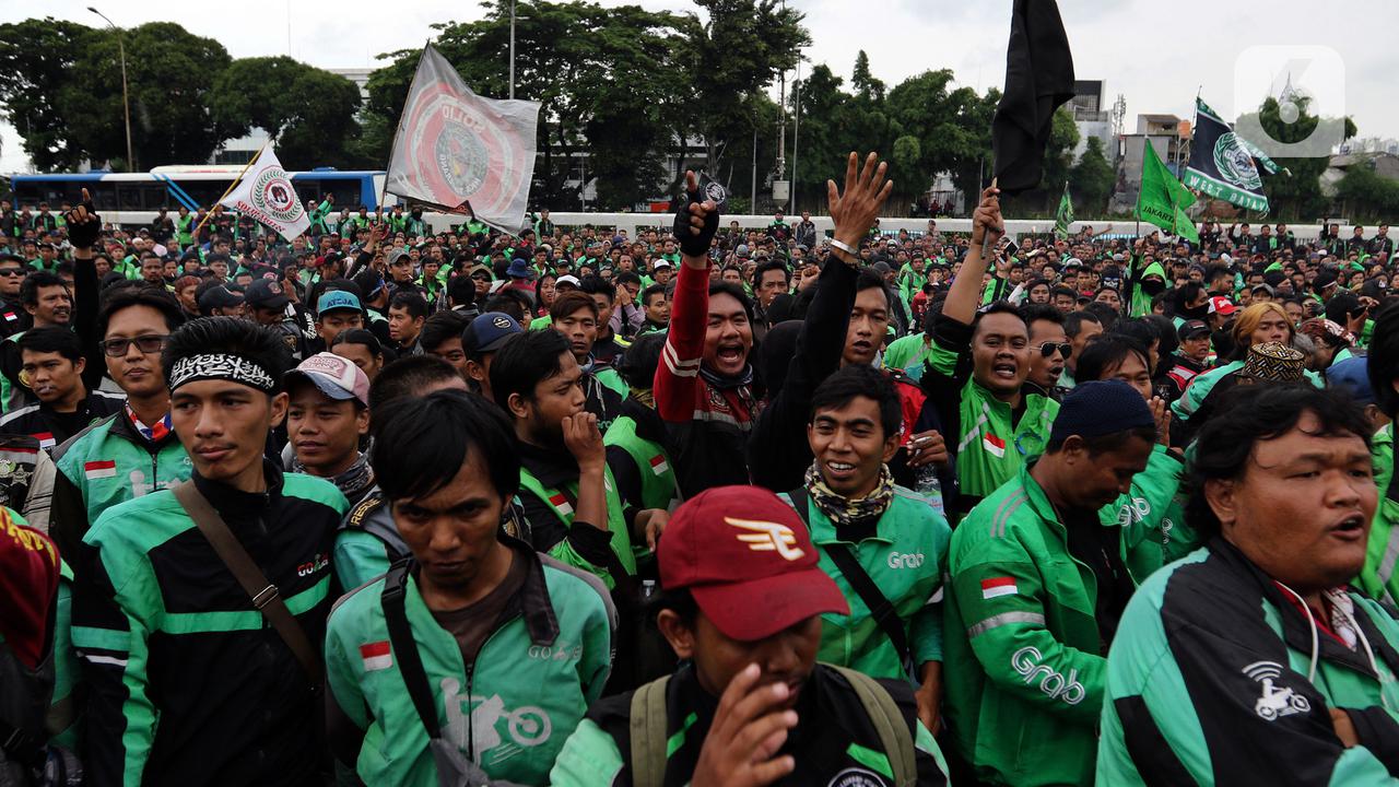 Ratusan Pengemudi Ojek Online Berunjuk Rasa