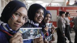 Mahasiswi asal Thailand  yang belajar di Indonesia bangga mendukung tim Gajah Putih pada laga Final Piala AFF 2016 di Stadion Pakansari, Bogor, (14/12/2016). (Bola.com/Nicklas Hanoatubun)