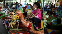 Seorang anak menaiki salah satu wahana di lokasi wisata Kampung Main Cipulir, Jakarta, Minggu (13/6/2021). Kampung Main Cipulir menjadi liburan alternatif bagi warga, dikarenakan harganya yang terjangkau dan Pengelola menerapkan protokol kesehatan bagi setiap pengunjung. (Liputan6.com/Johan Tallo