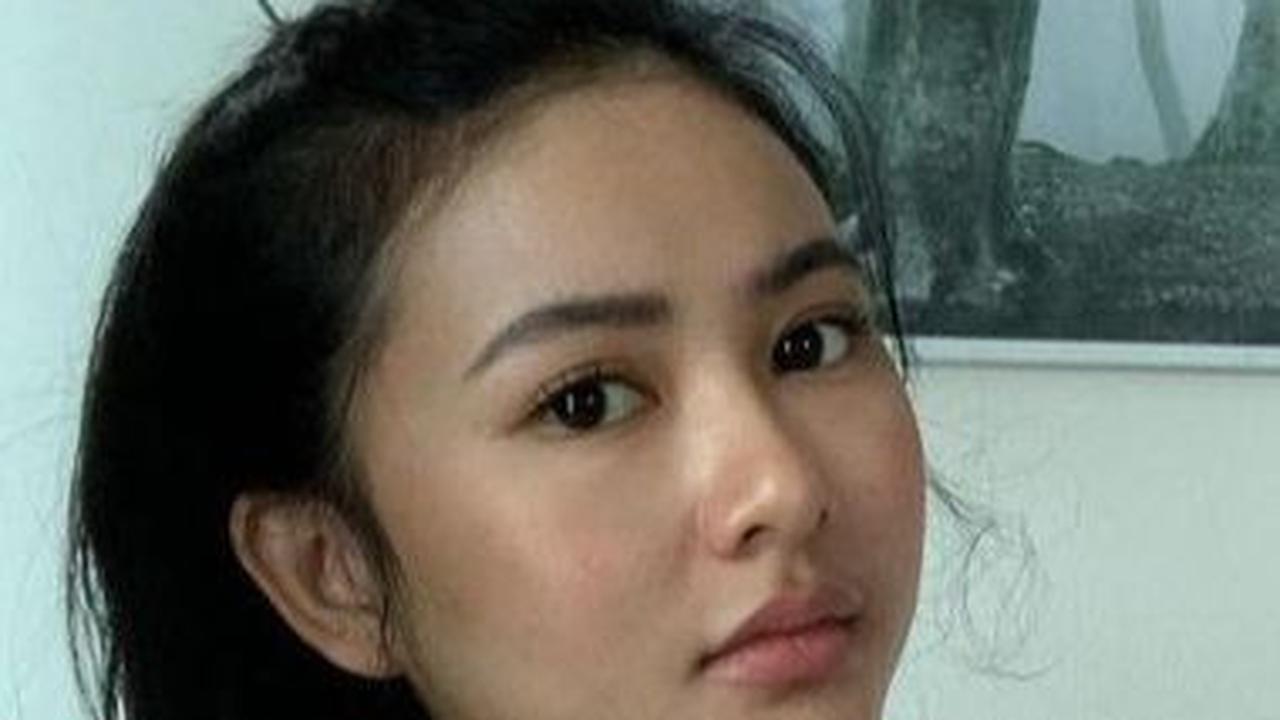 Adinda Azani meraih penghargaan sebagai Pemeran Wanita Terpuji dalam Serial Televisi di Festival Film Bandung 2020 atas perannya yang mengesankan dalam "INSYA ALLAH SURGA".