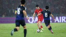 Pemain Timnas Indonesia, Justin Hubner (tengah) mengontrol bola dibayangi pemain Jepang, Takumi Minamino pada laga lanjutan putaran ketiga Grup C Kualifikasi Piala Dunia 2026 di Stadion Utama Gelora Bung Karno (SUGBK), Senayan, Jakarta, Jumat (15/11/2024). (Bola.com/Bagaskara Lazuardi)