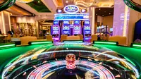 Mesin game terlihat di kasino resor MGM Cotai di Macau (13/2). MGM China membuka resor mega multi-miliar dolar baru di strip Cotai yang mewah di Macau menyusul beberapa penundaan pada proses persetujuan pemerintah. (AFP Photo/Anthony Wallace)