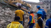 Petugas penyelamat membersihkan puing-puing di gedung yang runtuh di Lagos, Nigeria, Minggu, 4 September 2022. (Africanews/Benson Ibeabuchi/AFP)