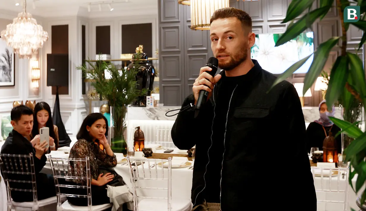 <p>Gelandang Persib Bandung, Marc Klok, berkolaborasi dengan Happy Hearts Indonesia dan Plaza Indonesia untuk peduli dengan pendidikan anak-anak di Indonesia.</p>