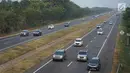 Sejumlah kendaraan melintasi Jalan Tol Cipali di kawasan Majalengka, Jawa Barat, Sabtu (8/7). Diberlakukannya sistem satu arah atau one way menyebabkan jalur Trans Jawa dari arah Palimanan menuju Cikampek ramai lancar pada H+3 Lebaran. (Liputan6.com/Immanuel Antonius)