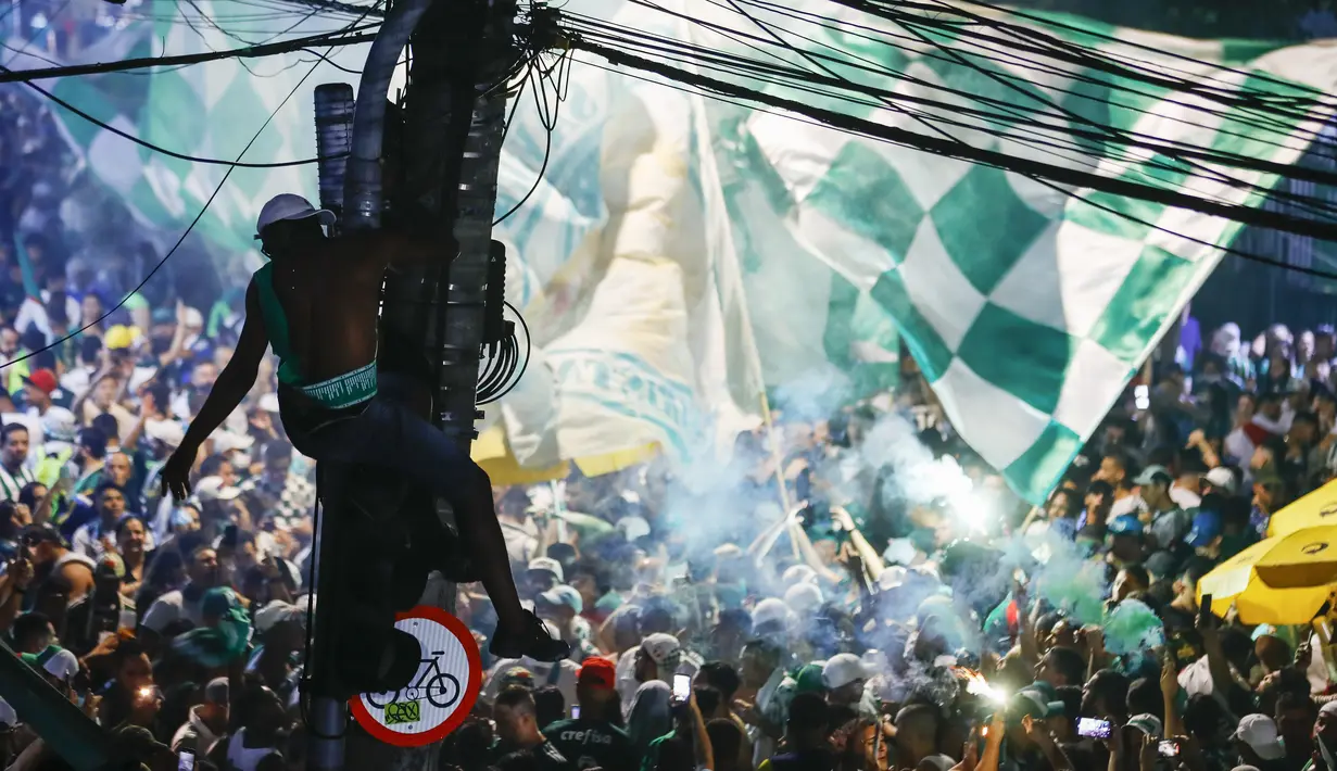Suporter Palmeiras merayakan kemenangan timnya saat menonton siaran langsung pertandingan kejuaraan Copa Libertadores, di Sao Paulo, Brasil, Sabtu (27/11/2021). Palmeiras kampiun Copa Libertadores 2021 usai mengalahkan Flamengo 2-1 di Stadion Centenario, Uruguay.  (AP Photo/Marcelo Chello)