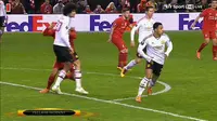Gelandang serang Manchester United tertangkap kamera melakukan   tindakan yang tidak sportif dalam pertandingan melawan Liverpool   di Anfield, dinihari tadi, Jumat (11/3/2016). (BT Sport)