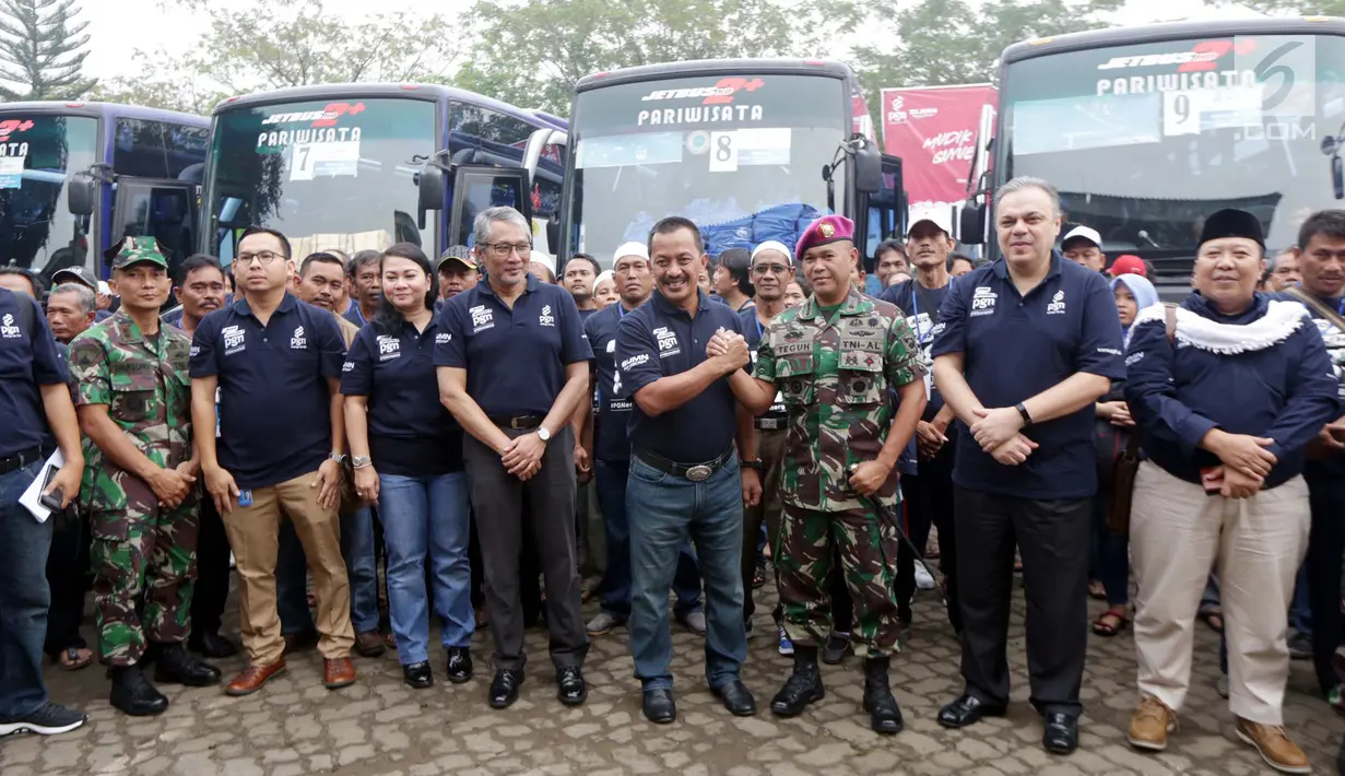 Dirut PT PGN Jobi Triananda Hasjim dan Komandan Pangkalan Marinir Jakarta Kolonel Marinir Teguh Widodo foto bersama dengan peserta mudik gratis PGN di Lapangan Marinir  Cilandak KKO Jakarta, Kamis (22/6). (Liputan6.com/Pool)