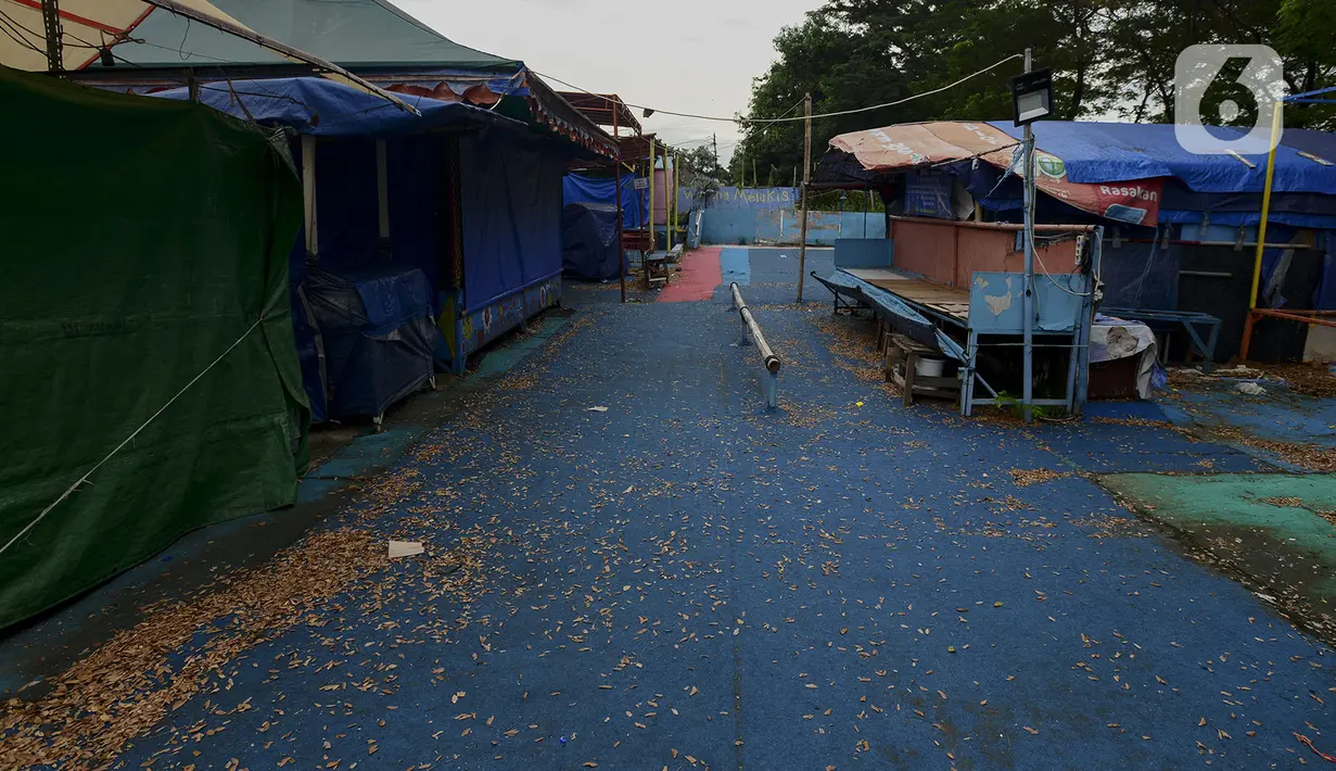 Suasana wahana permainan anak yang berhenti beroperasi di pinggir Kanal Banjir Timur, Jakarta, Sabtu (2/5/2020). Wahana tersebut sudah satu bulan lebih berhenti beroperasi karena pemberlakuan Pembatasan Sosial Berskala Besar untuk memutus penyebaran pandemi COVID-19. (merdeka.com/Imam Buhori)