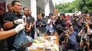 Polisi menunjukkan barang bukti yang berhasil ditemukan dalam penggrebekan rumah Elvi Sukaesih. Celana, hanphone, sabu dan beberapa peralatan untuk menggunakan sabu. (Bambang E Ros/Bintang.com)