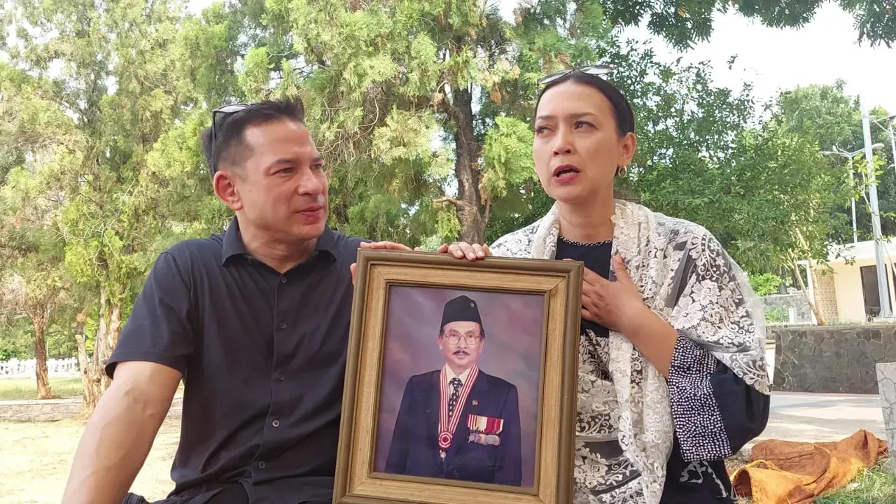 Pemakaman ayah Ari dan Ira Wibowo