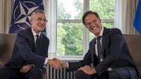 Jens Stoltenberg (kiri) mundur sebagai sekretaris jenderal NATO dan selanjutnya posisi tersebut akan diisi oleh mantan Perdana Menteri Belanda Mark Rutte. Foto diambil di Den Haag, Belanda, Selasa (27/6/2023). (Dok. AP/Peter Dejong, Arsip)
