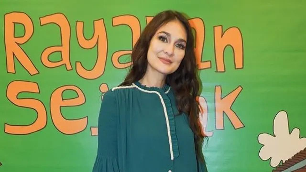 6 Model Rambut Panjang Bergelombang ala Luna Maya, Simpel Tapi Classy