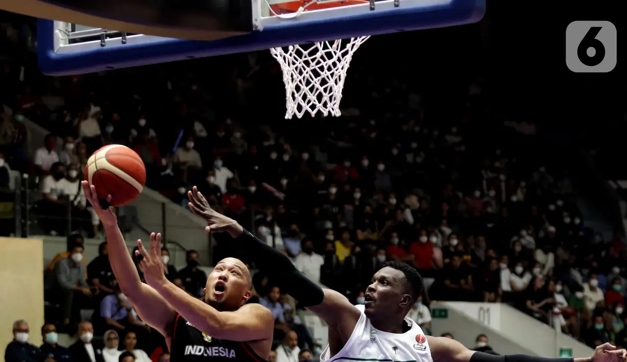 Pebasket Timnas Indonesia, Arki Dikania Wisnu (kiri) mencoba mengecoh Muhammad Almarwani (Arab Saudi) pada Grup A FIBA Asia Cup 2022 di Istora Senayan, Jakarta, Selasa (12/7/2022). Timnas Basket Indonesia mengawali kiprah di FIBA Asia Cup 2022 dengan menundukkan Arab Saudi dengan skor 80-54. (Liputan6.com/Helmi Fithriansyah)