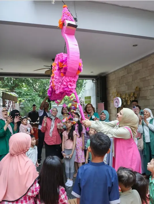 Keseruan momen syukuran dan perayaan ultah pertama Amala ini dikemas penuh keseruan. Mulai dari dekorasi, kado ulang tahun, hingga acara pukul boneka yang meriah. Tak ketinggalan berbagai vendor perayaan yang mensukseskan syukuran ulang tahun pertama Amala putri Irish Bella dan Ammar Zoni. (Liputan6.com/IG/_irishbella_)