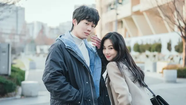 Han Ji Eun, dan Ryu Kyung Soo dalam Lovestruck in the City (KakaoTV via Soompi)