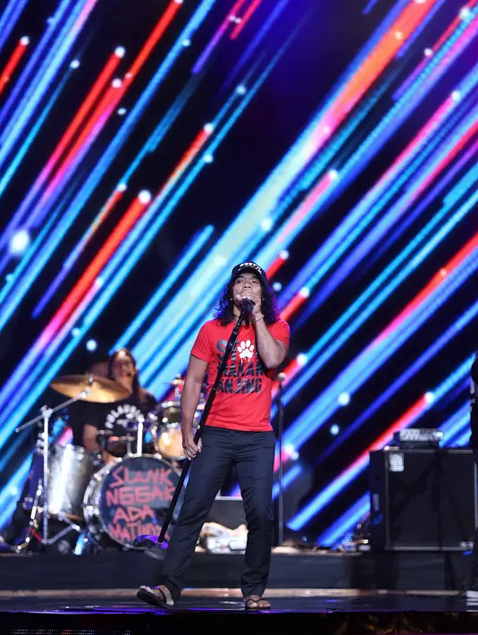 "Kita remake lagu Sheila on 7. Biasanya kita nggak pernah mau ngebawain lagu orang haha," ucap gitaris Slank, Ridho saat Jakarta Convention Center, Senayan, Rabu (11/1/2017). (Nurwahyunan/Bintang.com)