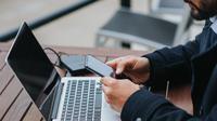 Membuka ponsel dan laptop (Pexels)