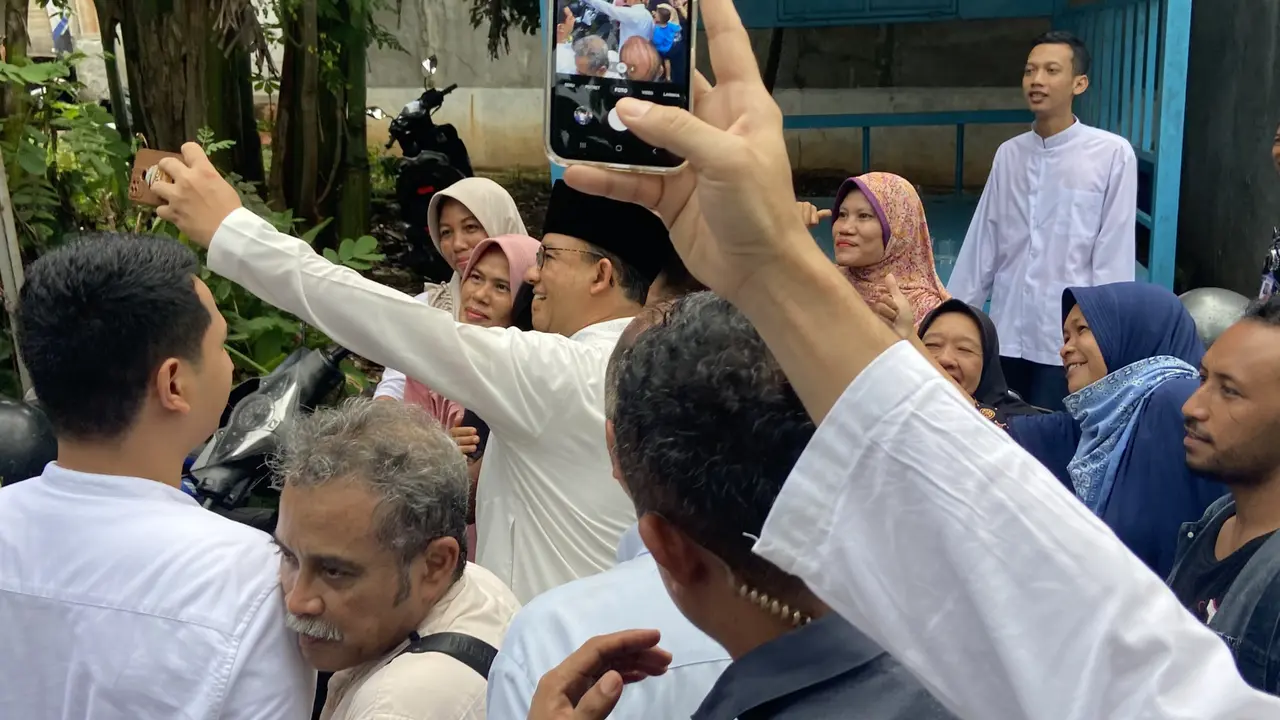 Mantan gubernur DKI Jakarta Anies Baswedan melayat ke rumah duka sahabatnya, M Taufik.