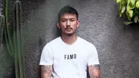 Pamer Dada Bidang, Rio Dewanto Dijuluki Hot Papa