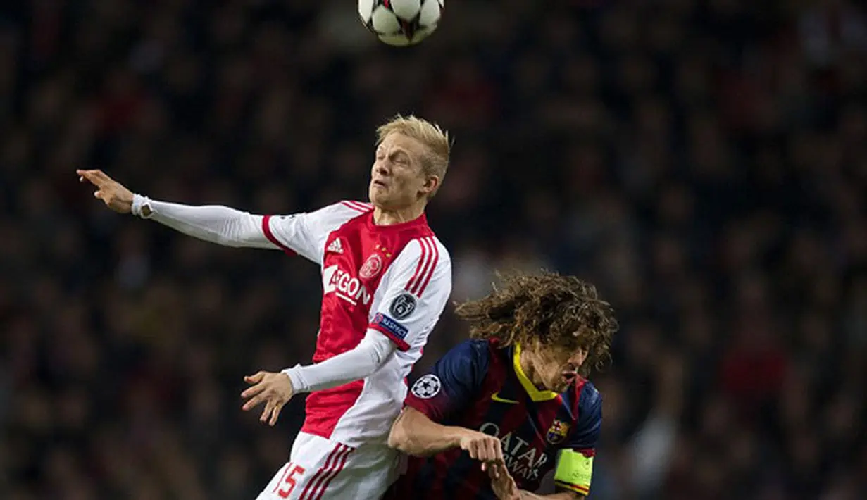 Duel Udara antara Carles Puyol dan Nicolai Boilesen pada Liga Champions Grup H antara Ajax Amsterdam dan FC Barcelona di Amsterdam Arena.(27/11/2013).(AFP/Olaf Kraak)