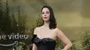 Kaya Scodelario berpose untuk para fotografer setibanya di pemutaran perdana dunia serial TV 'The Lord of the Rings: The Rings of Power' di London, Selasa (30/8/2022). Kaya memasangkan ansambel dengan lipstik merah berkelas dan sepatu hak tinggi. (Photo by Scott Garfitt/Invision/AP)