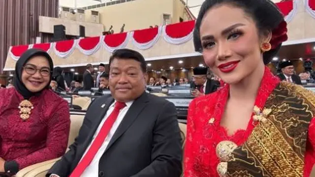 Krisdayanti tampil dengan kebaya merah (Instgram/krisdayantilemos)