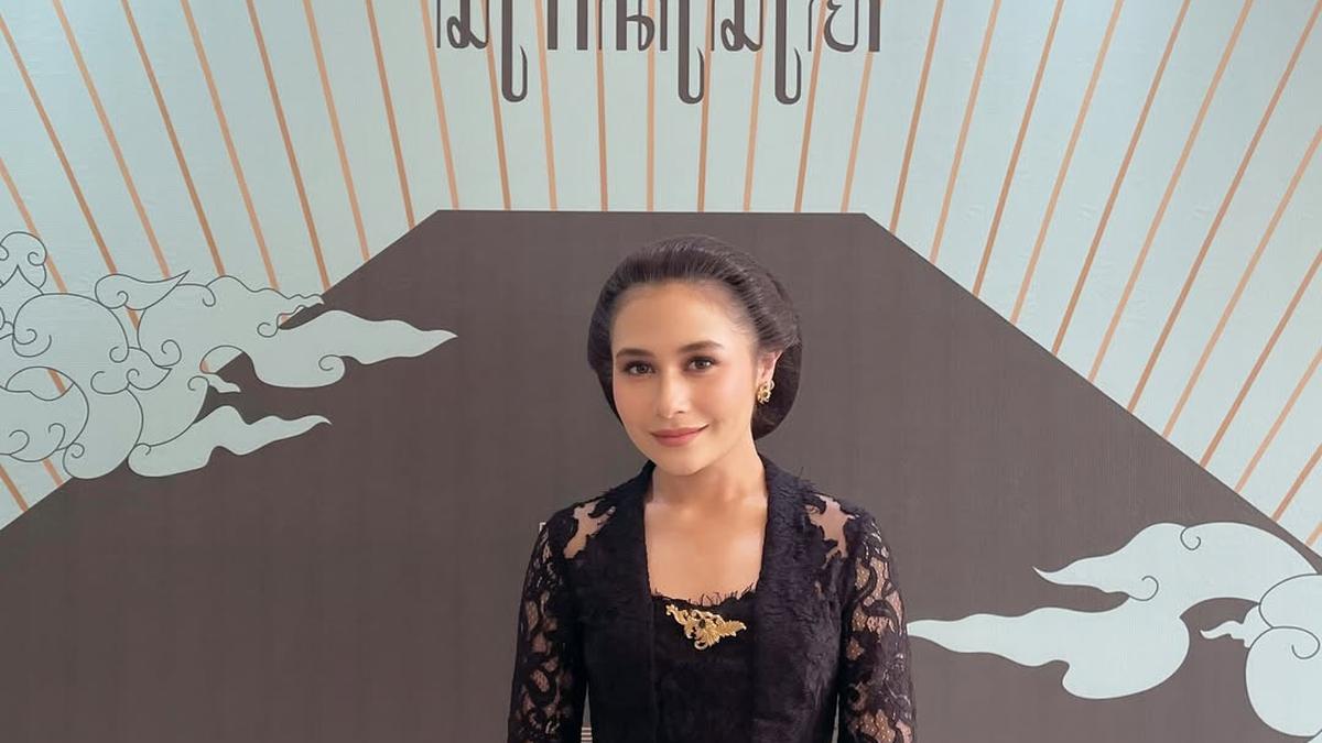 Potret Ayu Prilly Latuconsina Pertama Kali Ikut Kirab Pusaka Malam 1 Suro, Tampil Totalitas ala Perempuan Jawa dengan Sanggul Tekuk