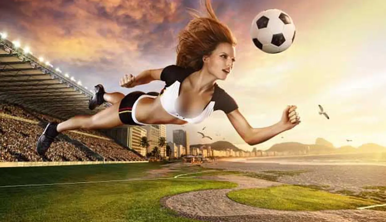 Model seksi mengenakan jersey hot dari kesebelasan Jerman (Foto:Tim Tadder)