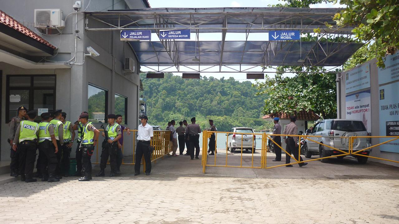 Pengamanan di pintu masuk ke Pulau Nusakambangan di dermaga Wijayapura, Cilacap, Jawa Tengah diperketat.