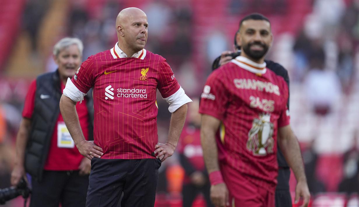 Pelatih Liverpool, Arne Slot setelah memastikan timnya juara Liga Inggris 2024/2025 setelah mengalahkan Tottenham Hotspur di Anfield, Liverpool, Inggris, Minggu (27/04/2025). (AP Photo/Jon Super)