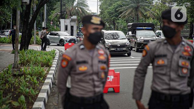 FOTO: Personel Brimob Sterilisasi Gereja Ketedral