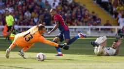 Pemain Barcelona, Raphinha mencetak gol ke gawang Valladolid pada laga lanjutan Liga Spanyol 2024/2025 di Olympic Stadium, Barcelona, Spanyol, Sabtu (31/08/2024). (AP Photo/Joan Monfort)