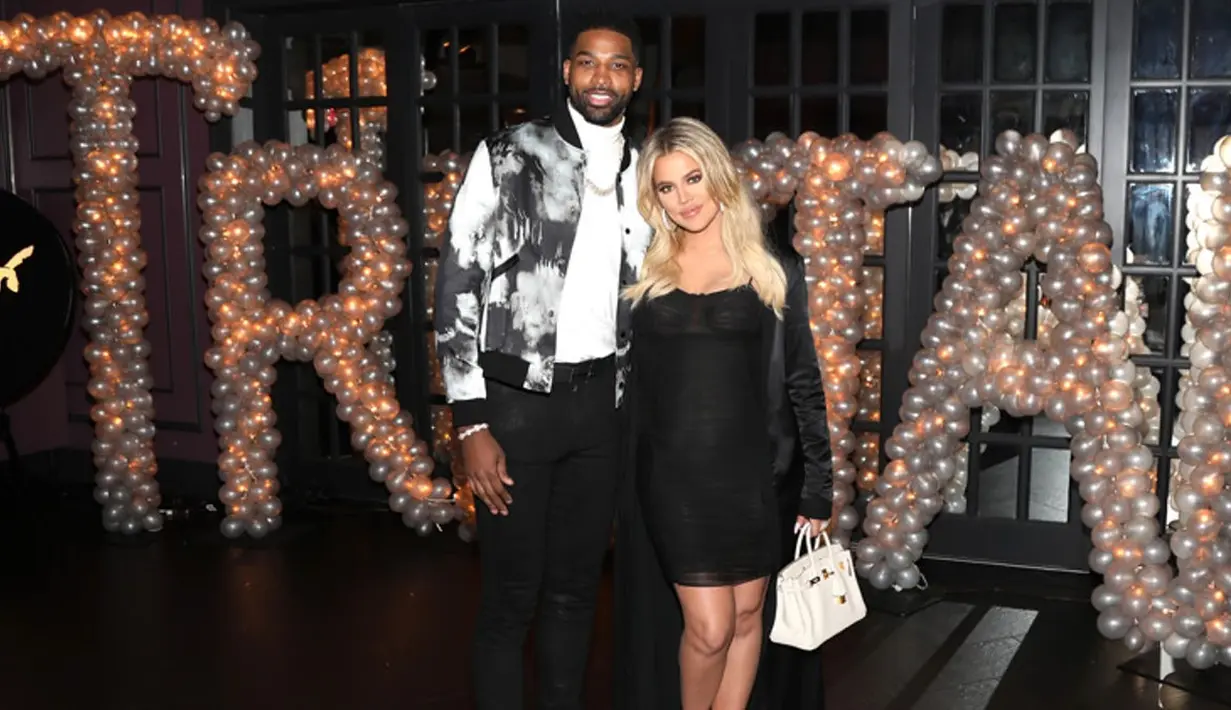 Dilansir dari HollywoodLife, hal itu dikarenakan Khloe Kardashian masih berada di Cleveland dengan Tristan Thompson dan juga sang anak, True. (Jerritt Clark - E!)
