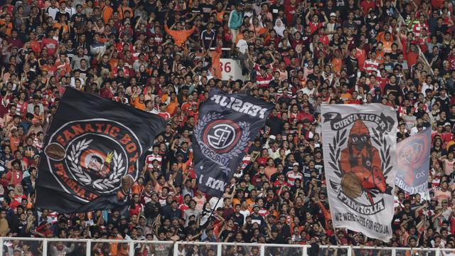 Suporter Persija Jakarta, The Jakmania, memberikan dukungan saat melawan Becamex Binh Duong pada laga Piala AFC. (Bola.com/M. Iqbal Ichsan)
