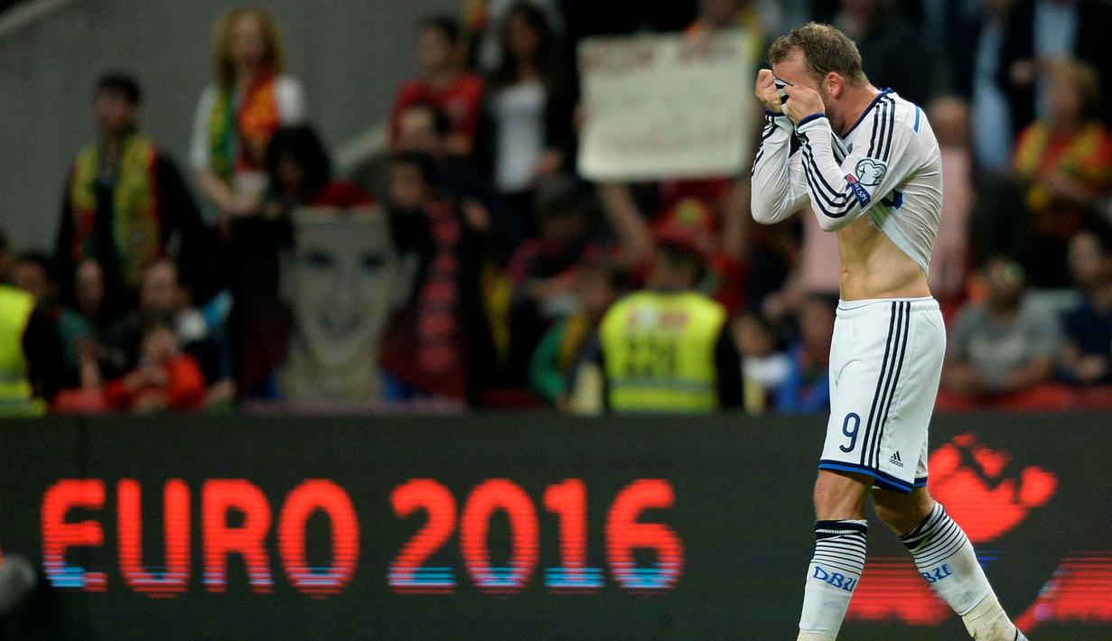 Pemain Denmark Michael Krohn-Dehli menutup mukanya setelah kalah dari Portugal pada laga Kualifikasi Piala Eropa 2016 Grup I di Municipal stadium, Braga, Kamis (8/10/2015). Portugal menang atas Denmark1-0. (AFP Photo/ Miguel Riopa)