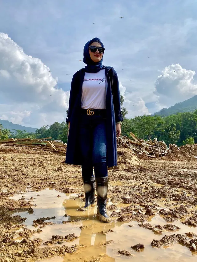 6 Potret Fitri Carlina saat Pakai Hijab, Bikin Pangling