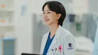 Uhm Jung Hwa dalam serial Doctor Cha. (Foto: Netflix)
