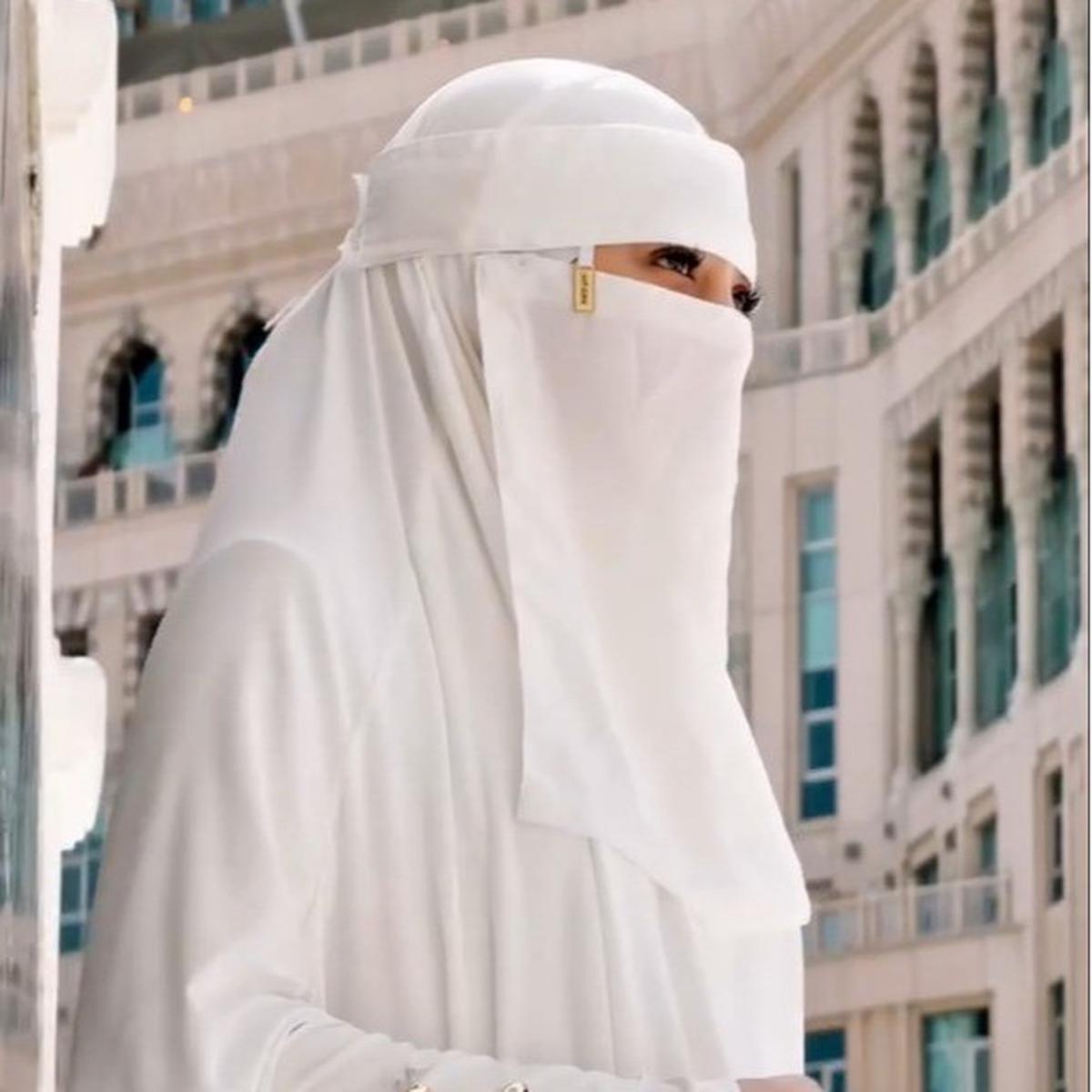 Meski Bercadar, Celine Evangelista Tetap Terlihat Cantik dan Anggun Pakai Gamis Putih saat Jalani Umrah Perdana