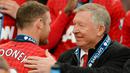 Pelatih Manchester United, Sir Alex Ferguson, berbincang dengan  Wayne Rooney usai melawan Swansea City pada laga Premier League di Stadion Old Trafford (12/5/2013). Pertandingan tersebut sekaligus menjadi momen perpisahan Sir Alex Ferguson bersama Setan Merah. (AFP/Andrew Yates)