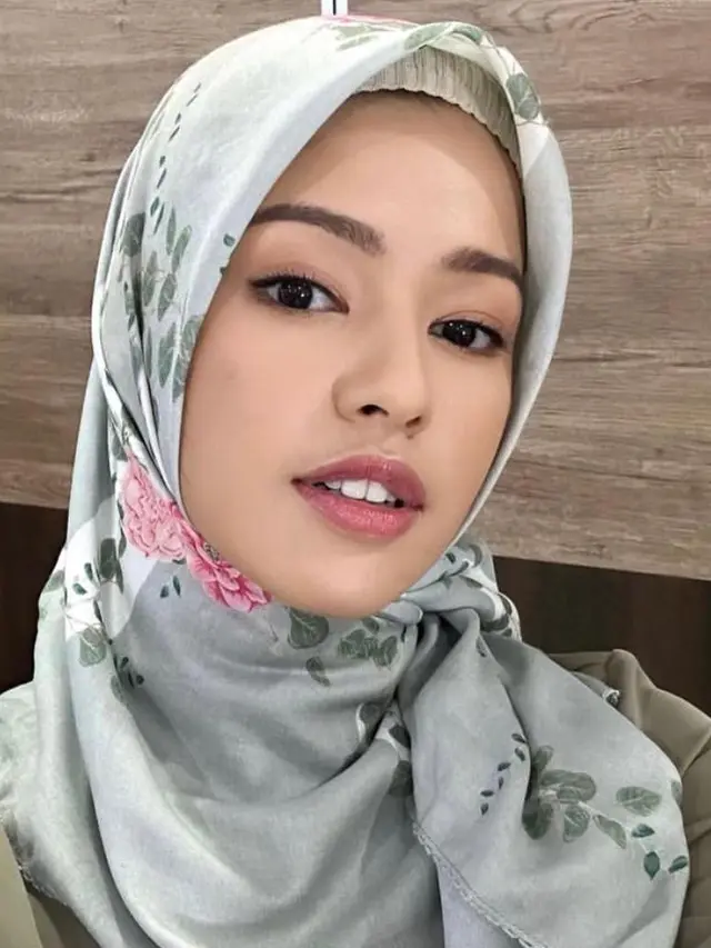 Potret Susan Sameh Tampil Cantik dengan Hijab, Bikin Pangling