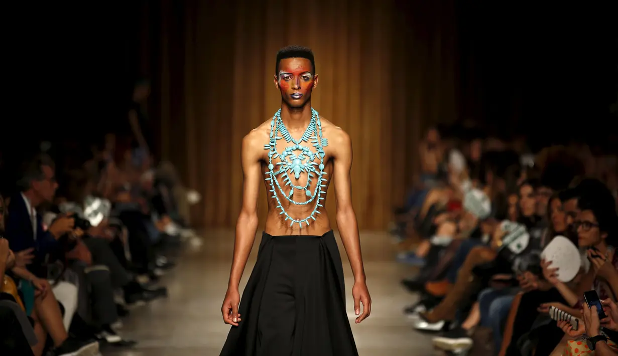 Seorang model pria memakai busana rancangan desainer Valentim Quaresma selama acara Lisbon Fashion Week, Portugal, Sabtu (10/10/2015). Busana yang ditampilkan dalam acara ini merupakan koleksi musim panas 2016. (REUTERS/Rafael Marchante)