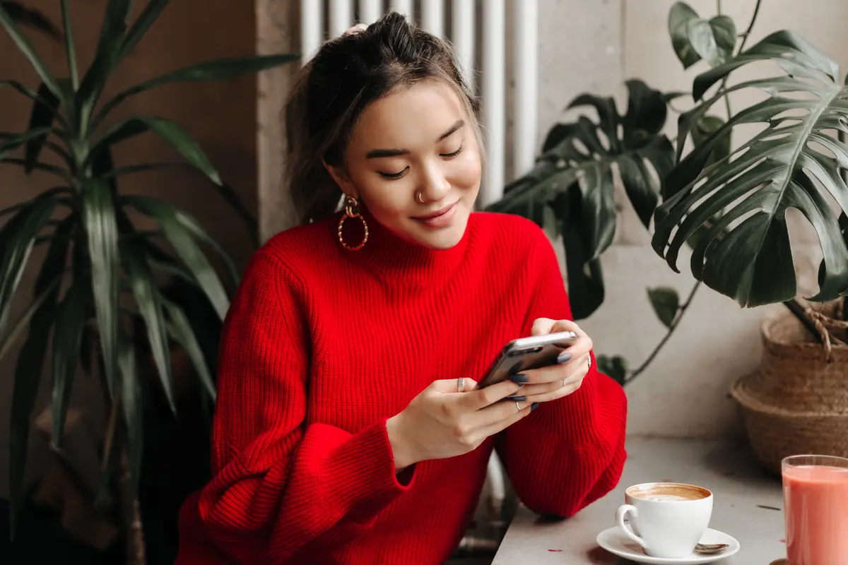 wanita juli baju merah ponsel