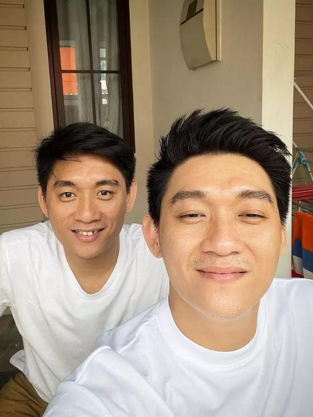 6 Potret Seleb Kembar Pakai Baju yang Sama, Semakin Sulit Dibedakan