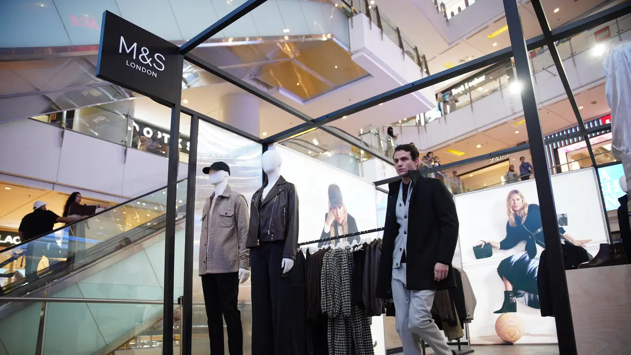 Gandeng Sienna Miller, Marks & Spencer Rilis Koleksi Musim Gugur 2023 yang Stylish dan Versatile
